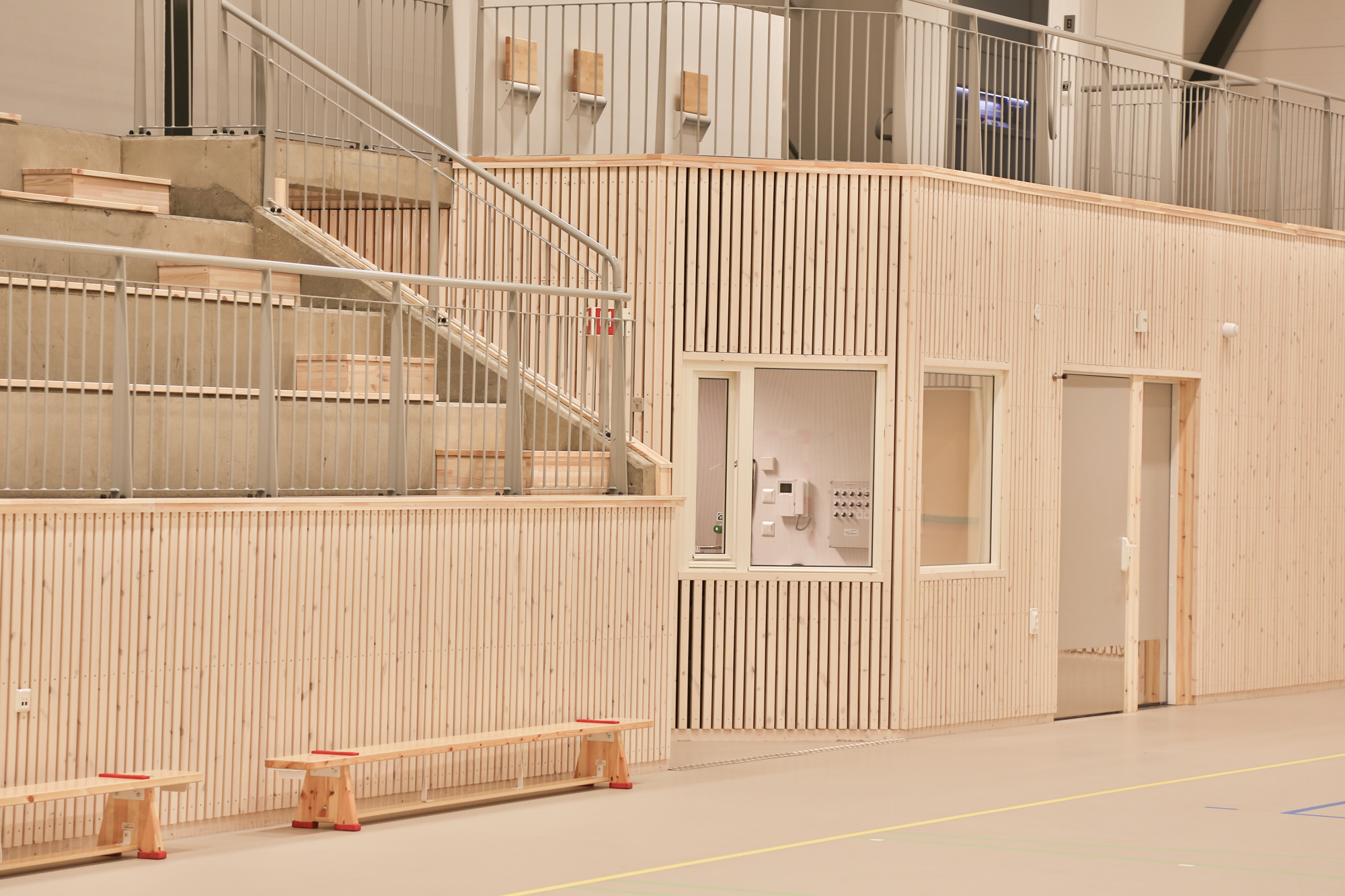 Bjørnemyrhallen – Brandpanel INT slatted panels – Nesodden. Image 2 of 6 (NU8A8404 1 100)
