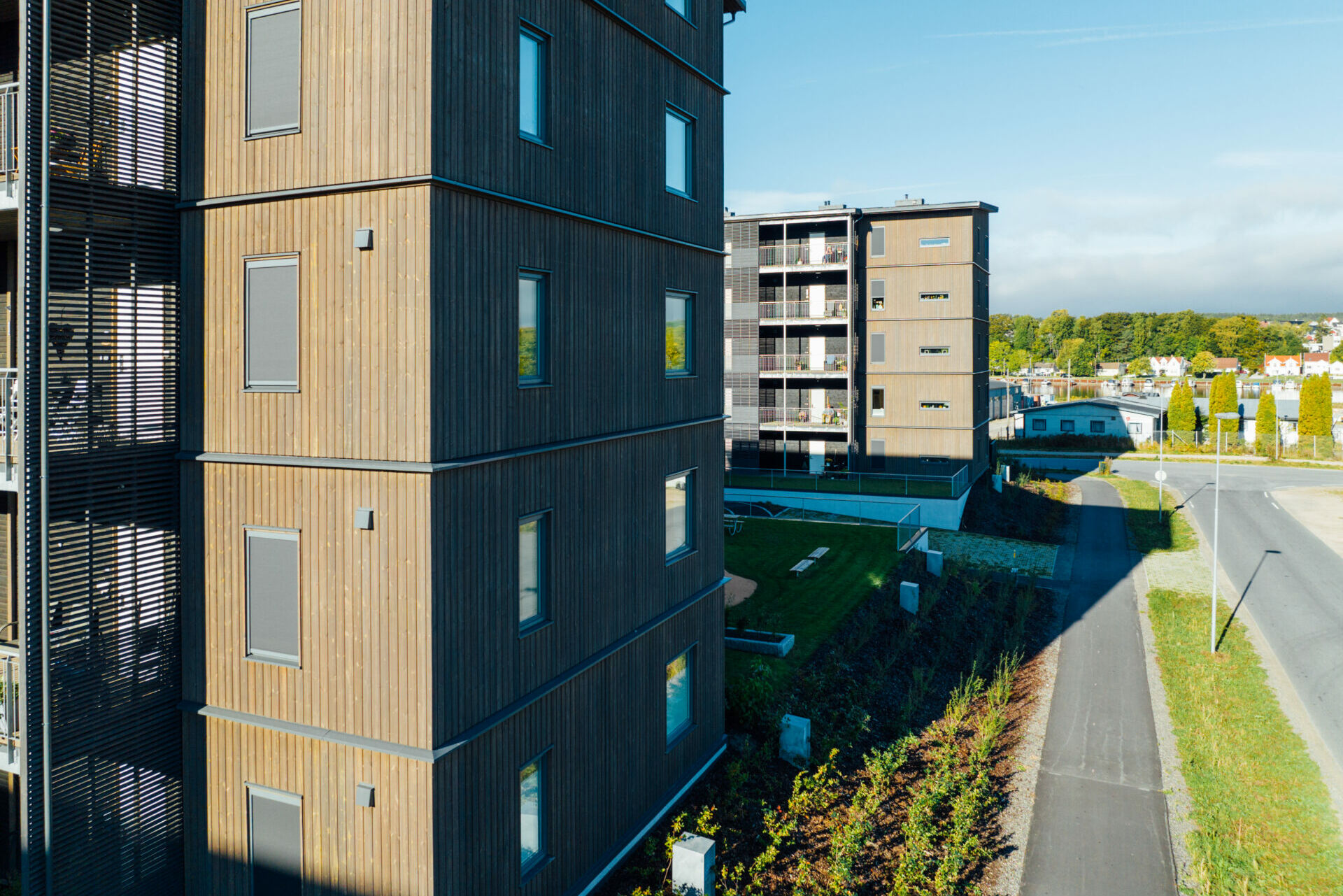 Thermowood-panel med färg till Capjon Park – Thermowood furu infärgad i svart och grått –… Bild 11 av 29 (CapjonPark 19)