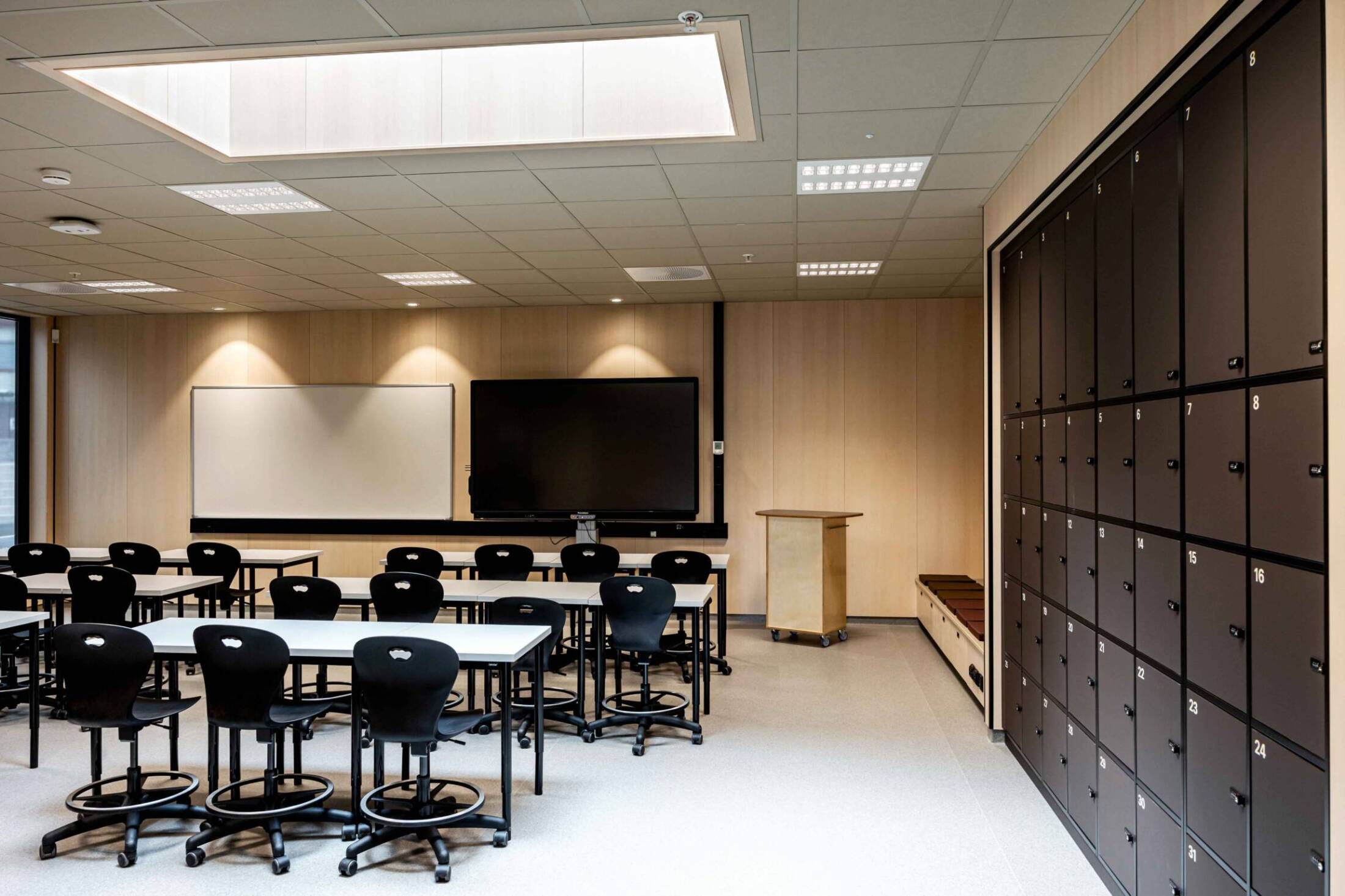 Husabø Secondary School – Interior veneer with ash face veneer –… Image 3 of 10 (Husabo Ungdomsskole interiorfiner 3)