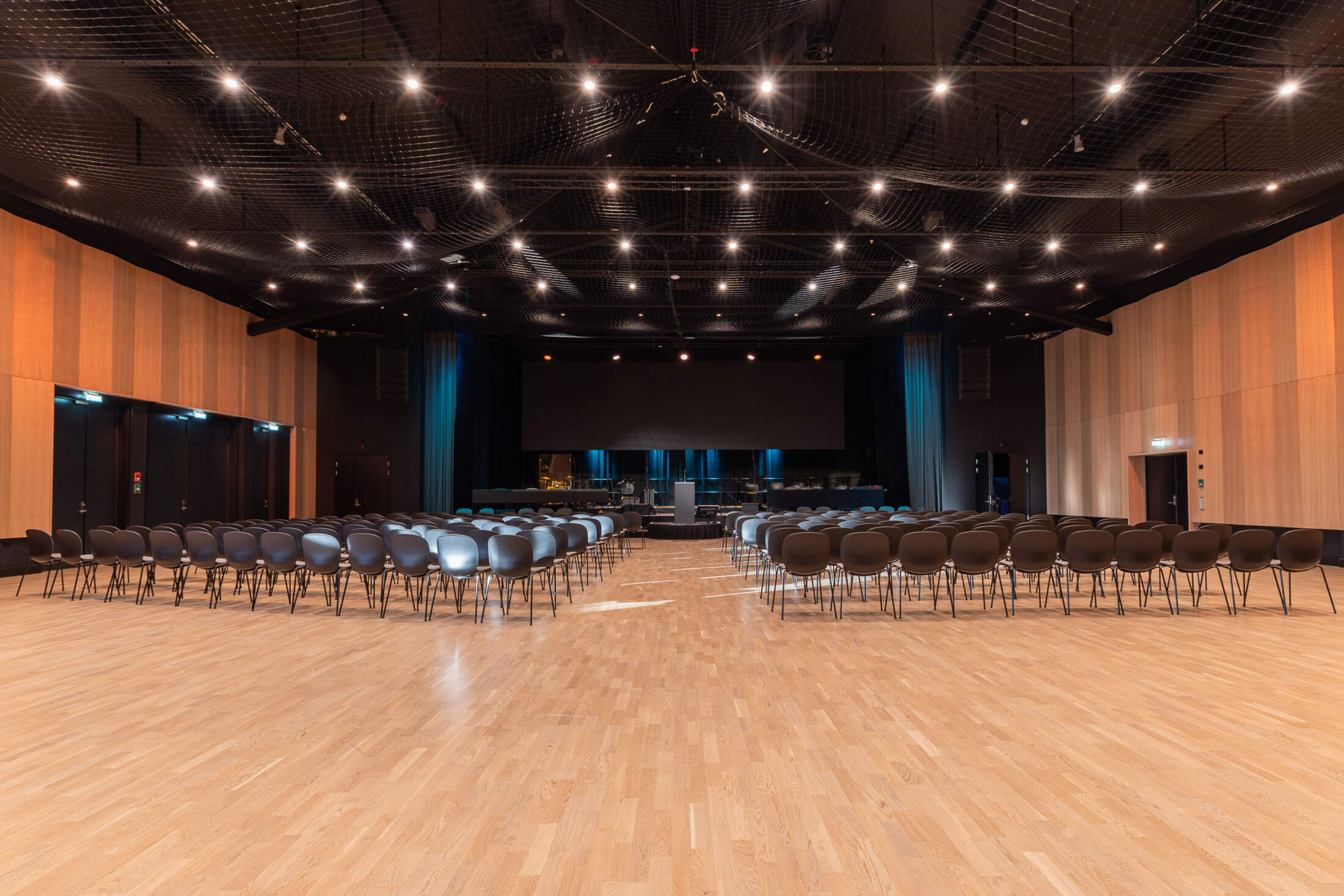 Materialvalen som ger god akustik – ljudförbättrande material i trä – Plywood av ek,… Bild 1 av 27 (Bolstad kulturgard 36)