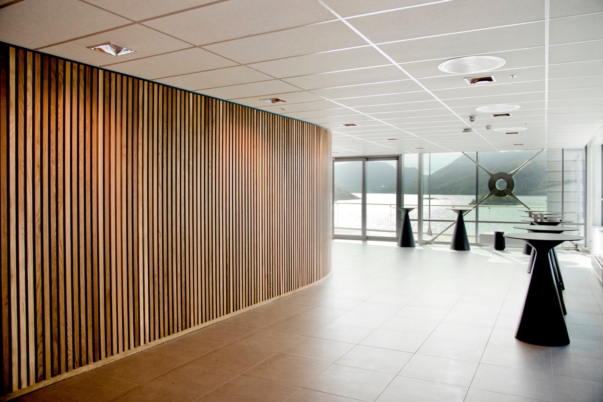 Plywood and slatted panels for Sjølivet on Askøy – Brandpanel XVeneer birch with oak face… Image 7 of 9 (Sjolivet 7 2622)