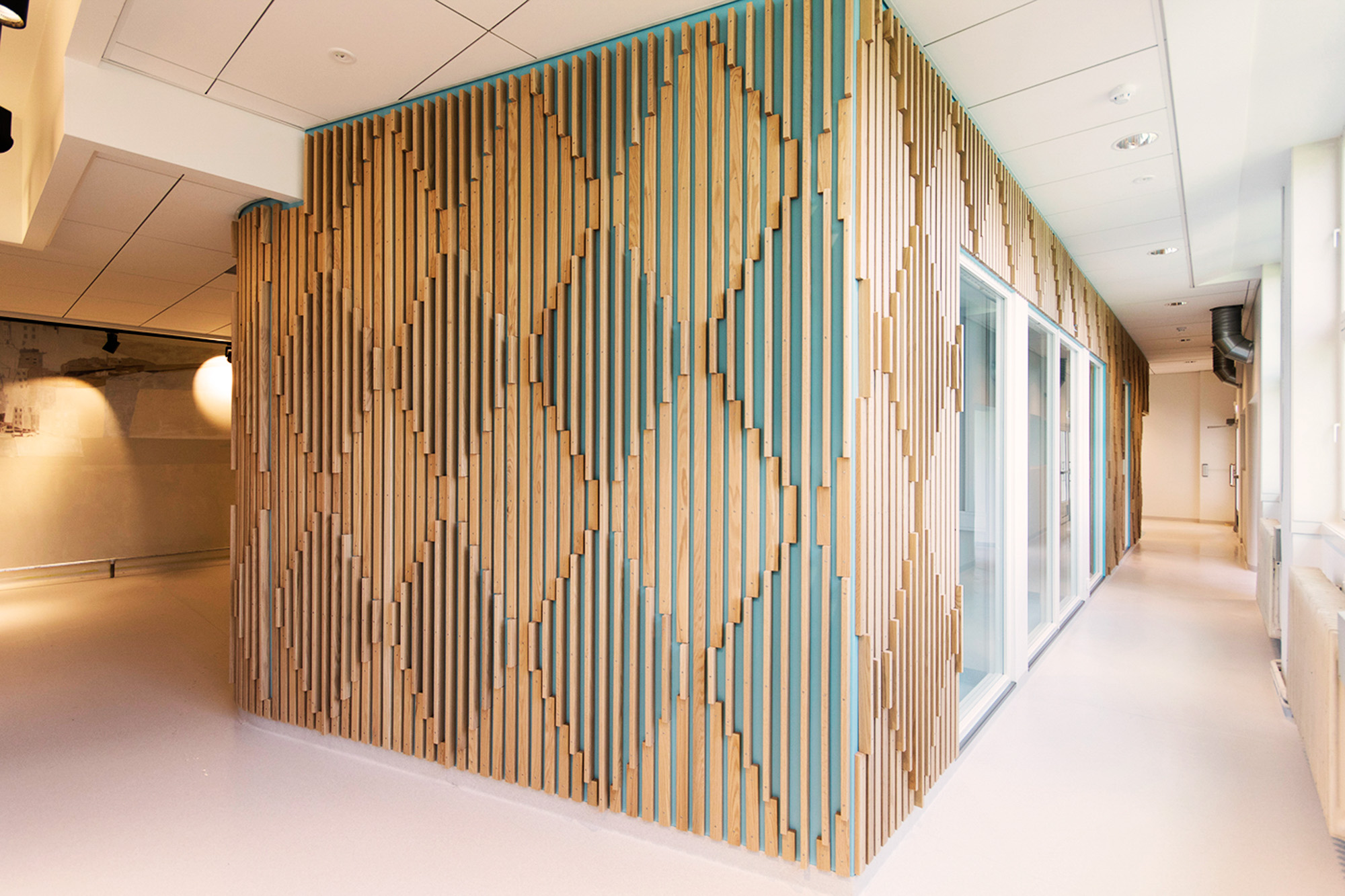 Spaltpanel av ek till Borgheim högstadieskola – Spaltpanel av ek – Nøtterøy. Bild 5 av 5 (Borgheim spiler vegg3 2938)