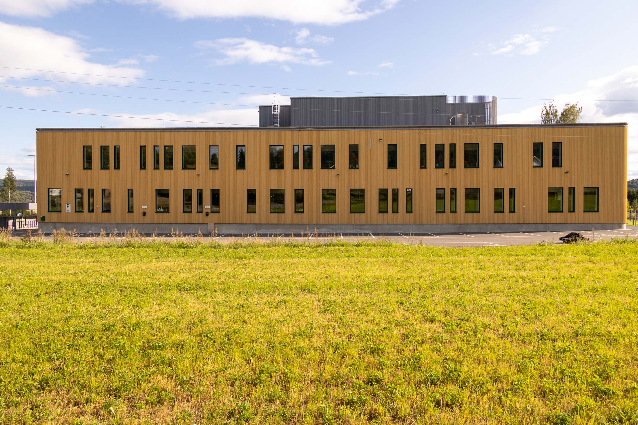 Coloured Thermowood for Egge School – Coloured Thermowood – Steinkjer. Image 1 of 14 (2F0A5644)
