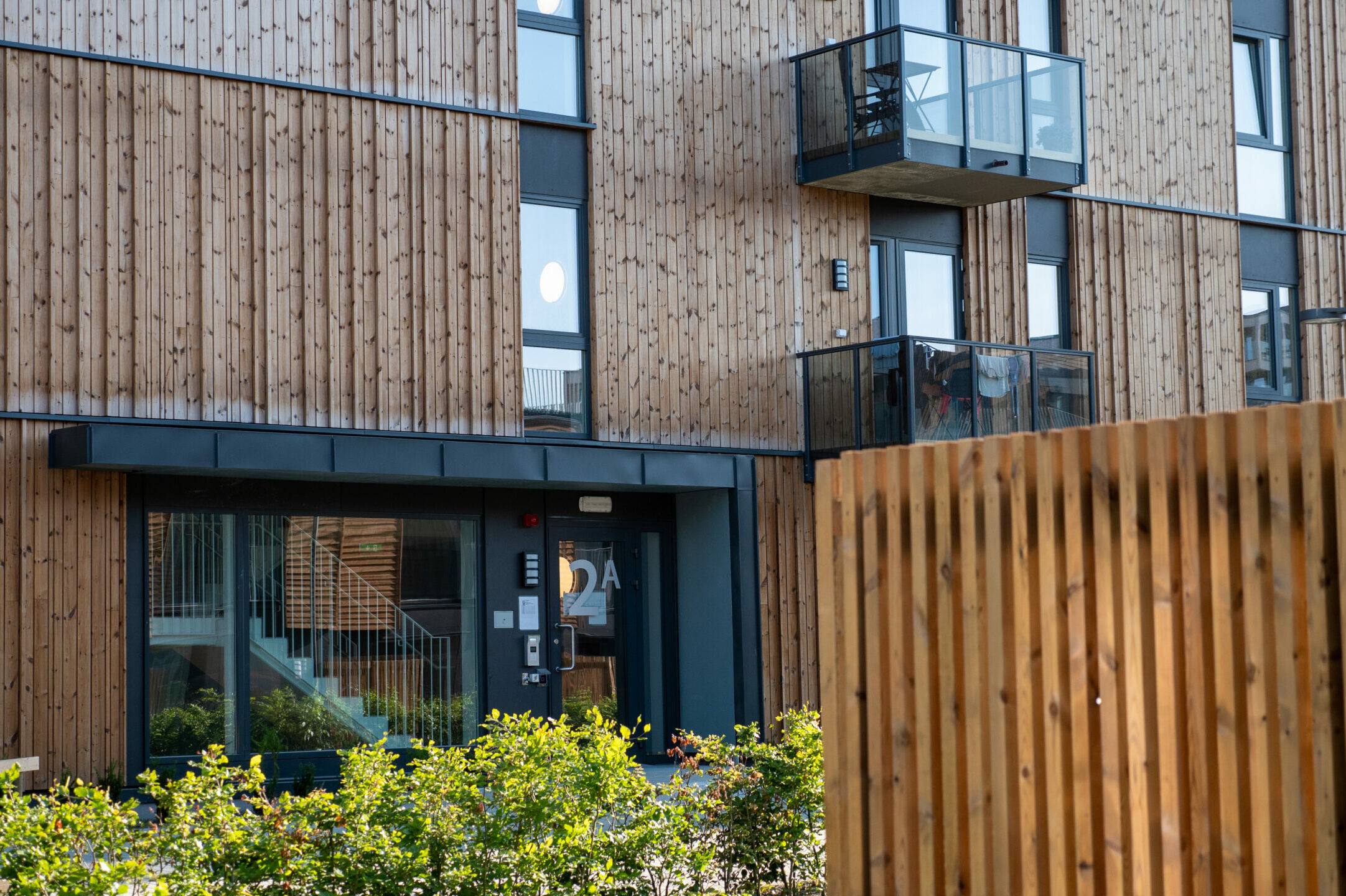 Thermowood-panel till Fabrikkløkka, Nye Lilleby – Brandimpregnerad utvändig panel av… Bild 1 av 6 (20190712 P1022471)