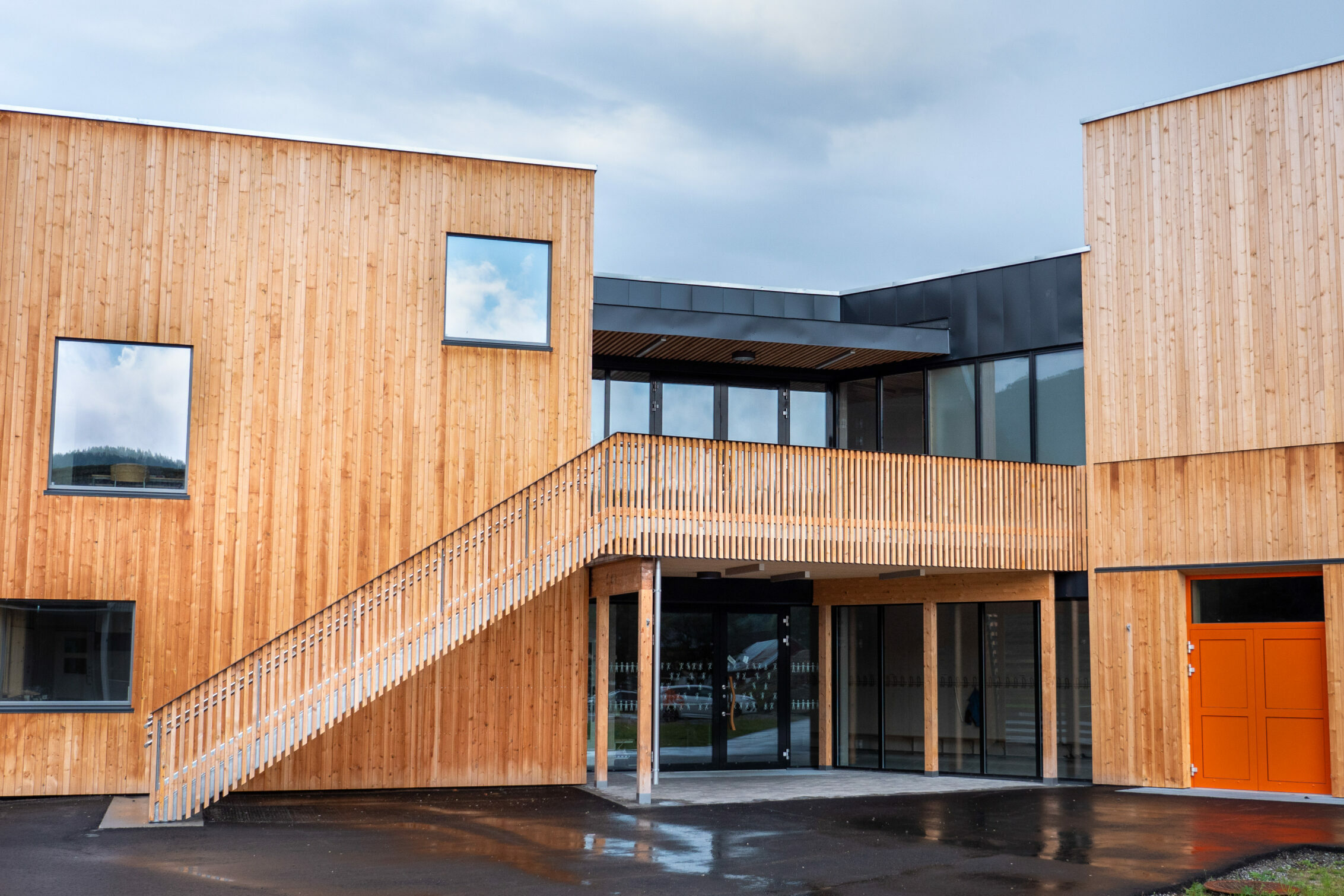 Utvändig panel till Sauland skola – Brandskyddad fasadpanel och interiörfanér – Sauland. Bild 1 av 10 (20190719 P1022727)